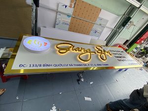 Bảng hiệu đẹp giúp cửa hàng nổi bật giữa khu dân cư Bình Thạnh