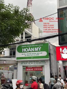 Bảng hiệu mica sáng đẹp, nổi bật, mang lại diện mạo mới cho cửa hàng của bạn. #LàmBảngHiệuMica #BảngHiệuBìnhThạnh”