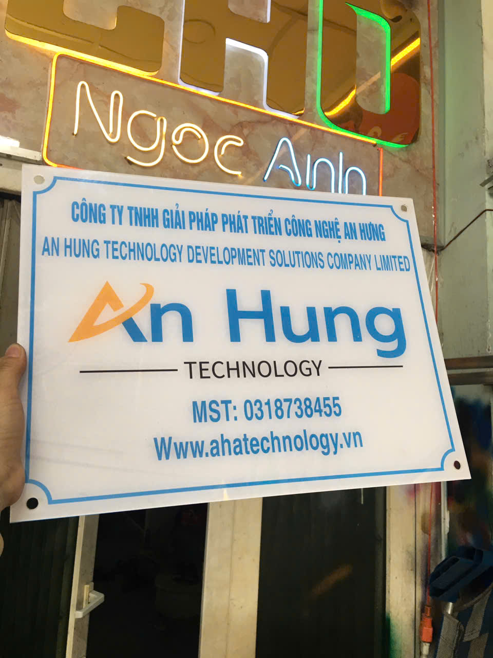 Bảng tên mica công ty Bảng tên mica dán decal giá rẻ
